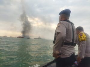 BREAKING NEWS! Kapal Terbakar di Pelabuhan Tanjung Emas Semarang, Diduga Kapal Pesiar