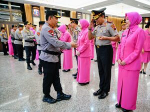 Upacara Kenaikan Pangkat di Mabes Polri: Kapolri Lantik Kapolda Jateng dan 15 Pati Polri