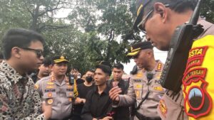 Aksi Damai di Solo, Polisi dan Mahasiswa Bersatu Jaga Ketertiban