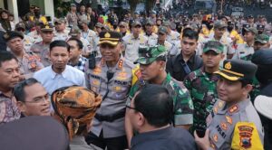 Unjuk Rasa Damai di Solo, Polisi dan Mahasiswa Tunjukkan Kekompakan Jaga Ketertiban