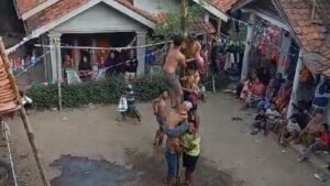 Panjat Pinang di Brebes Berakhir Tragis: Pria Tewas Setelah Jatuh dan Tertimpa Orang Lain