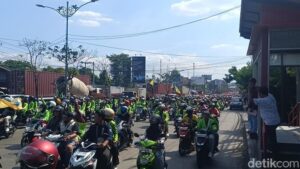 Konvoi Mahasiswa di Pantura Semarang Sebabkan Kemacetan Panjang