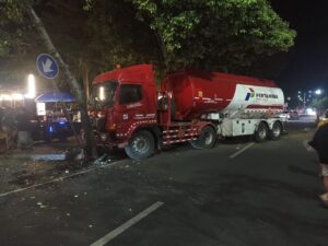 Truk Tangki BBM Tabrak Pohon di Banyuwangi, Diduga Karena Sopir Ngantuk