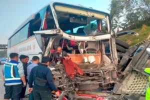 Tabrakan Bus Harapan Jaya dengan Truk di Tol Semarang: Pengemudi Diduga Mengantuk