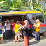 Polisi Banyuwangi Keliling Bagikan Sayuran Gratis untuk Emak-Emak