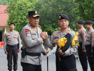 Kapolda Kalteng Distribusikan Sarpras dan Almatsus untuk Perkuat Pengamanan Objek Vital di Polres Jajaran