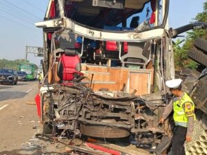 Ringsek! Bus Tabrak Truk di Tol Semarang-Batang KM 347