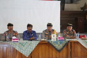 Kapolres Jembrana Gelar Jumat Curhat di Desa Penyaringan, Warga Antusias