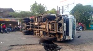 Lalu Lintas di Dekat Jembatan Gubug Grobogan Terhambat Setelah Kecelakaan