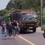 Imbas Bentrokan Sopir Truk dan Suporter, Jalur Pantura Rembang Macet Total