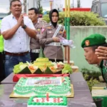 HUT Ke-79 TNI, Polres Humbahas Sambangi Koramil 05 Doloksanggul dengan Kejutan