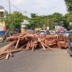 Kecelakaan Truk Kayu di Semarang, Tukang Tambal Ban Nahas Tertimpa Muatan