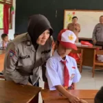 Berkat Bantuan Polres Lamandau, Anak Penimbun Jalan di Simpang Sepaku – Perigi Kini Duduk di Bangku Sekolah