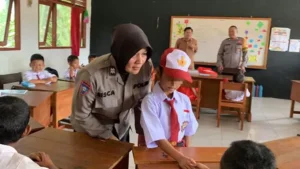 Berkat Bantuan Polres Lamandau, Anak Penimbun Jalan di Simpang Sepaku – Perigi Kini Duduk di Bangku Sekolah