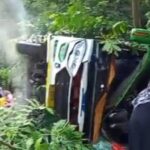 Tim SAR Evakuasi Korban Kecelakaan Bus Pariwisata yang Terbalik di Bojonglarang Pekalongan