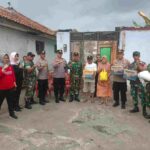 Polsek Sokaraja Polresta Banyumas Tunjukkan Sinergitas TNI-Polri dengan Bantu Korban Kebakaran