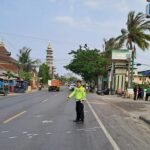 Truk Tangki Tabrak Trotoar dan Terguling, Dua Motor Terlibat Kecelakaan di Kalipang Sarang