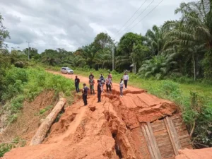 Banjir Gerus Jembatan, Warga Dua Desa di Lamandau Alami Isolasi