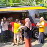 Aksi Anggota Satbinmas Polresta Banyuwangi Jadi Tukang Mlijo Dadakan di Desa Terpencil