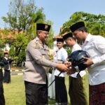 Polres Batang Bagi-bagi Helm Gratis ke Santri di Hari Santri Nasional