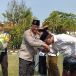 Sambut Hari Santri, Polres Batang Bagikan 10 Helm untuk Para Santri