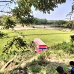 Truk Paket Terjun ke Sawah Usai Tabrak Pembatas Jalan di Tol Karanganyar