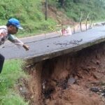 Jalan Ambles di Kebumen, Pengendara Kendaraan Besar Dihimbau Ambil Jalur Alternatif