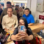 Jokowi Ngopi Santai di Banyumas: Kampanye Bareng Ahmad Luthfi dan Selfie Bareng Warga