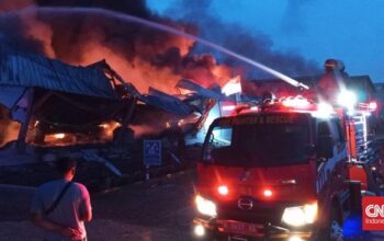 Api Masih Berkobar di Pabrik Sepeda Semarang, Kerugian Diperkirakan Besar