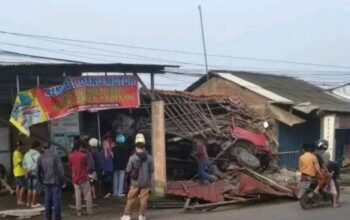 Nahas! Tembok Rumah di Kendal Diterjang Truk Jungkit, Anak Pemilik Rumah Tewas Tertimbun