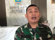 Oknum Mengatasnamakan Program Makan Bergizi Gratis di Jepara, Modus Baru PenipuanJEPARA – Dandim 0719 Jepara, Letnan Kolonel Arm, Khoirul Cahyadi meminta masyarakat bisa lebih waspada terkait adanya program makan bergizi gratis.  Permintaan itu pun bertujuan untuk masyarakat bisa mengantisipasi adanya oknum penipuan yang mengatasnamakan program makan bergizi gratis untuk kepentingan pribadi.  “Seiring ada program nasional ini akan ada banyak oknum yang memanfaatkan,” kata Dandim Jepara kepada Tribunjateng, Selasa (7/1/2025).  Dia menjelaskan beberapa waktu lalu ada pengusaha catering yang terkena tipu.  “Beberapa waktu lalu ada pengusaha cetring tertipu, ada yang laporan di Koramil pemesan telur dengan jumlah yang banyak,” ucapnya.  Dengan ada laporan tersebut, ia ingin masyarakat bisa mengkonfirmasi informasi tersebut kepada Babinsa maupin Danramil.  “Saran saya apabila ada pesan seperti itu, jangan langsung di laksanakan dulu tanyak dulu ke Kodim atau yang berada di wilayah tanyak danramil.Biar bisa dikonfirmasi, jangan sampai masyarakat kena tipu akhirnya kasian yang usaha dengan modal terbatas kena tipu,” ujarnya.  Dia menengaskan pihaknya hanya sebagai fasilitator dalam program makan bergizi gratis.  “Jelas kami kodim bersifat fasilitator pendukung program makan bergizi gratis dari presiden Prabowo melalu Badan Gizi Nasional,” ungkapnya.  Senada dengan hal itu, Kasatreskrim Polres Jepara, AKP Yorisa Prabowo mengatakan pihaknya sempat mendapatkan laporan atas penipuan mengatasnamakan makan bergizi gratis.  “Benar sudah ada satu laporan itu pada Minggu 5 Januari kemarin,” ucap Kasatreskrim Polres Jepara.  Adanya laporan tersebut, Satreskrim Polres Jepara saat ini masih melakukan penyelidikan atas laporan tersebut.  “Sampai saat ini kami masih melakukan pendalaman dan penyidikan atas kasus tersebut,” ujarnya.  sumber: TribunJateng.com      Polda Jateng, Kapolda Jateng, Irjen Pol Ribut Hari Wibowo, Wakapolda Jateng, Brigjen Pol Agus Suryonugroho, Kabidhumas Polda Jateng, Kombes Pol Artanto, Jawa Tengah, Jateng, AKBP Sigit, AKBP Erick Budi Santoso, Iptu Mohammad Bimo Seno, Kombes Pol Ari Wibowo, Kompol Muhammad Fachrur Rozi, Artanto, Ribut Hari Wibowo