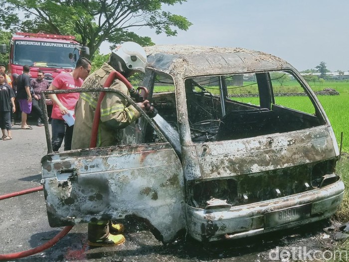 mobil-ludes-terbakar-di-jalan-mlese-trucuk-kecamatan-trucuk-klaten-selasa-2112025-1_43