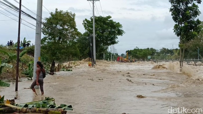 penampakan-banjir-imbas-tanggul-jebol-di-demak-selasa-2112025_169