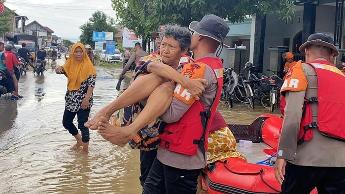 sebanyak-100-personel-satbrimob-polda-jawa-tengah-dikerahkan-ke-lokasi-tanah-longsor-di-petungkriyono-pekalongan-dok-ist_169