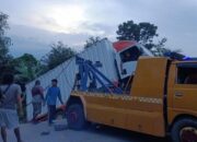 Truk Kecap yang Masuk Sungai di Purwodadi Berhasil Diangkat, Jalan Dibuka Lagi