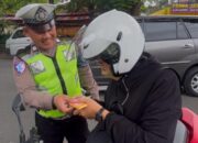 Pengendara Tertib di Grobogan Terima Hadiah Cokelat dari Sat Lantas Polres Grobogan