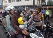 Kapolres Semarang Gelar Aksi Peduli dengan Bagikan Helm di Operasi Simpatik