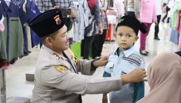 Berbagi Kebahagiaan, Kapolres Grobogan Ajak Anak Yatim Piatu Belanja Baju Lebaran