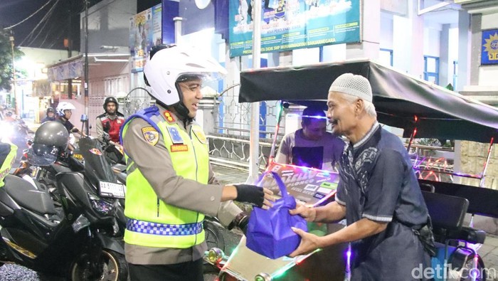 polres-banjarnegara-gelar-sahur-on-the-road-sekaligus-bagi-bagi-nasi-box-kepada-warga-selasa-1132025-1741684036802_169